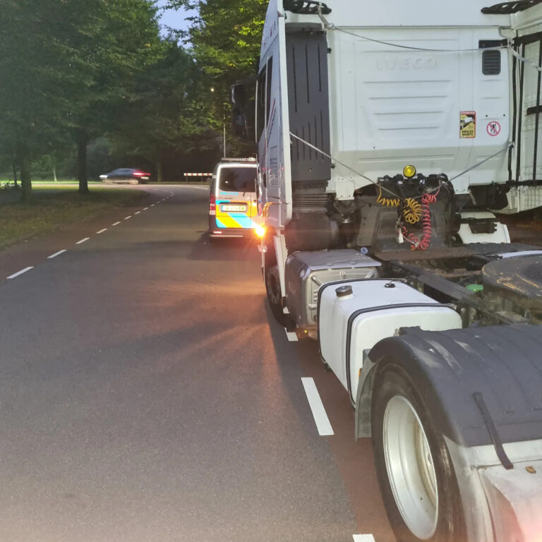 Vrachtwagen op hol in Roosendaal na onwel geworden chauffeur [+foto]