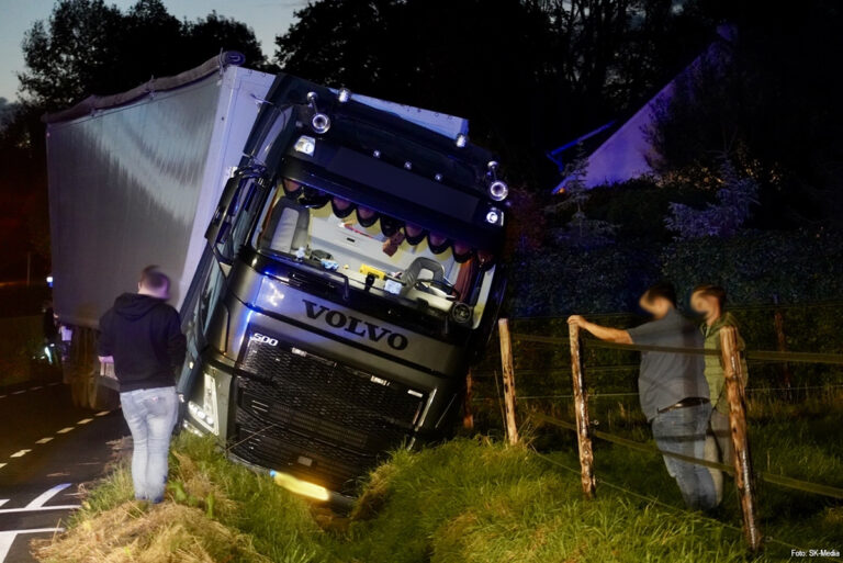 Vrachtwagen van de weg geraakt en in droge sloot terechtgekomen in Overloon [+foto]