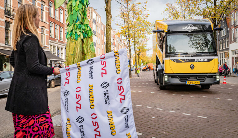 Elektrische Oxygen truck van Renault Trucks nu in Amsterdam om Jumbo winkels te bevoorraden