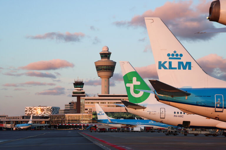 Meer passagiers en vracht via Schiphol in september