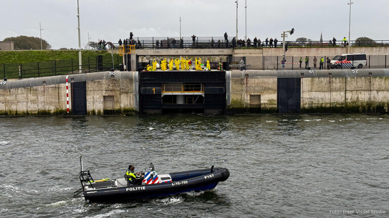 Extinction Rebellion blokkeert sluizen in IJmuiden