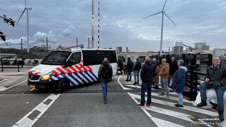 Politie verwijdert klimaatactivisten XR van sluis IJmuiden