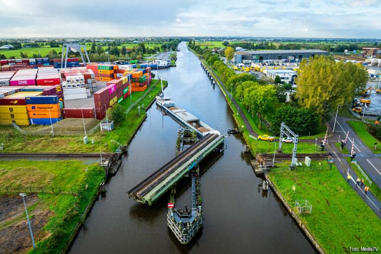 Binnenvaartschip tegen spoorbrug gevaren in Alphen aan den Rijn [+foto]