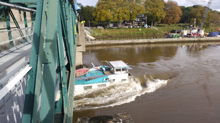 Bergingsactie van gestrand binnenvaartschip bij Maastricht gaat vrijdag verder