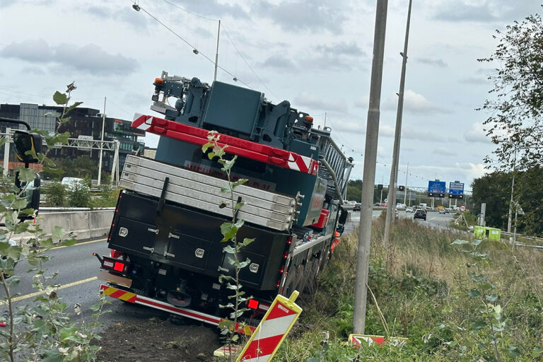 Kraanwagen van de weg geraakt langs A12 [+foto’s]