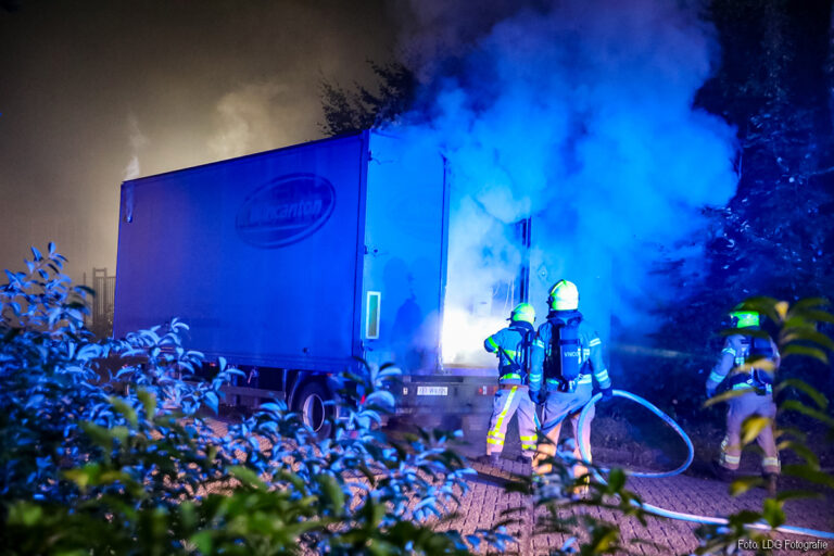 Trailer in brand in Apeldoorn, brandweer gaat uit van brandstichting [+foto]