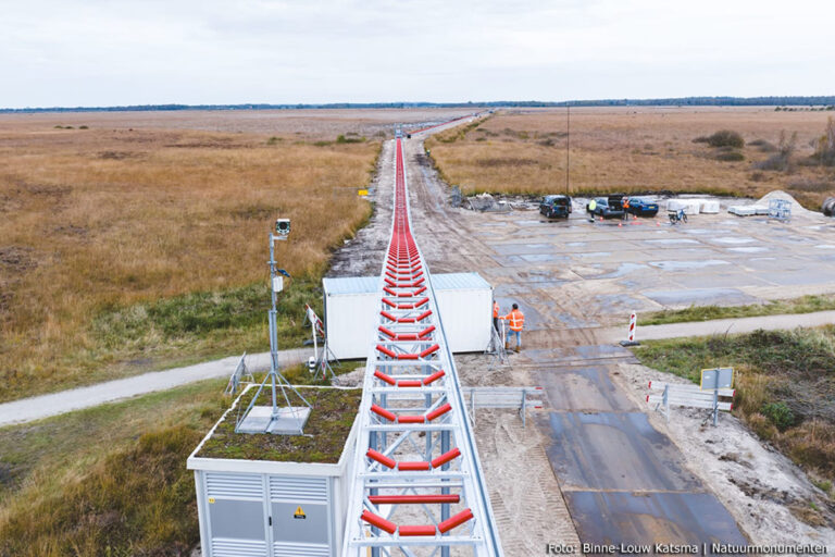 Geen vrachtwagens, maar transportband door natuurgebied voor onderhoud