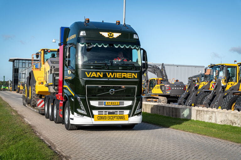 Van Wieren Special zet vier nieuwe Volvo FH16-trekkers in voor zwaar en speciaal transport