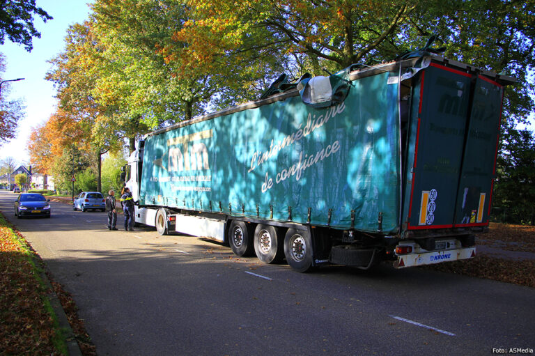Oplegger beschadigd na aanrijding tegen viaduct in Weert [+foto’s]