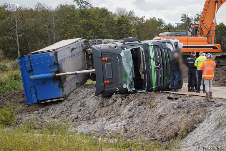 Vrachtwagenchauffeur gewond bij ernstig ongeval in Vierhuizen [+foto]