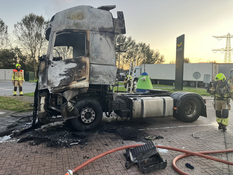 Vrachtwagen uitgebrand op parkeerplaats langs A59 [+foto]