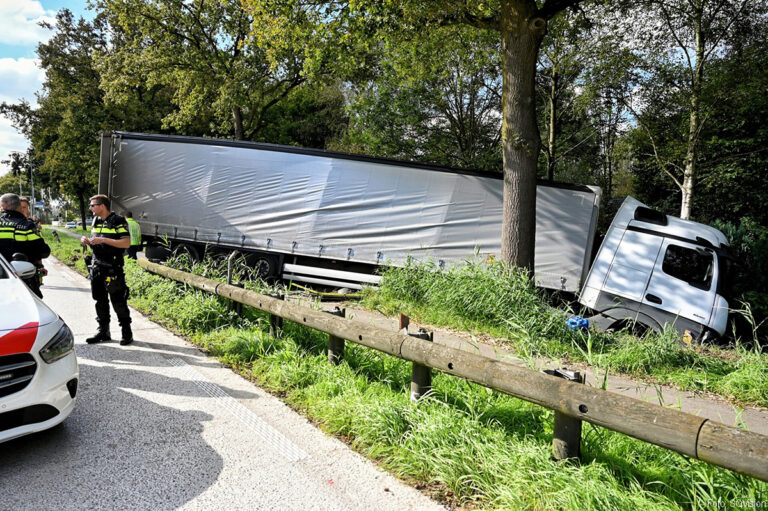 Vrachtwagenchauffeur steekt N65 over en belandt met zijn vrachtwagen in de sloot [+foto]
