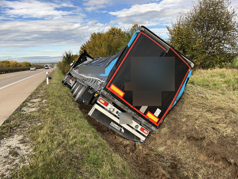 Vrachtwagen met glas in de sloot langs Duitse A71 [+foto’s]