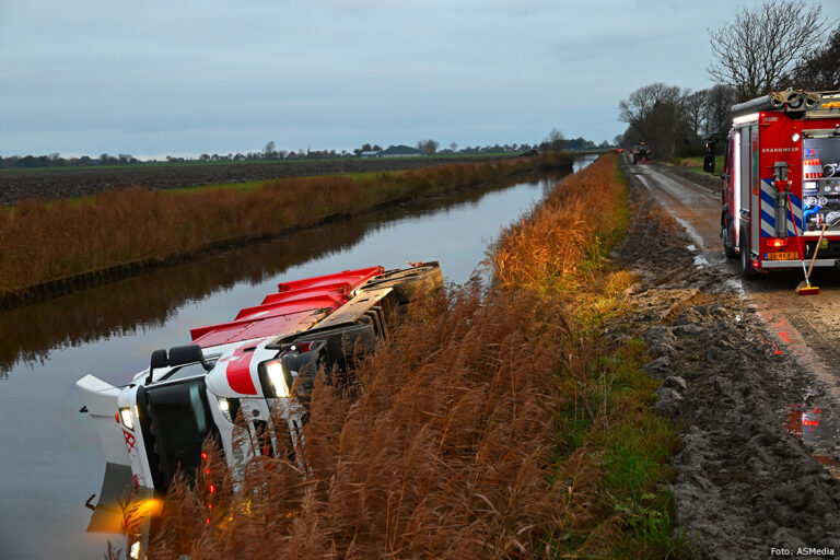Vrachtwagen te water in St.-Jacobiparochie [+foto’s]