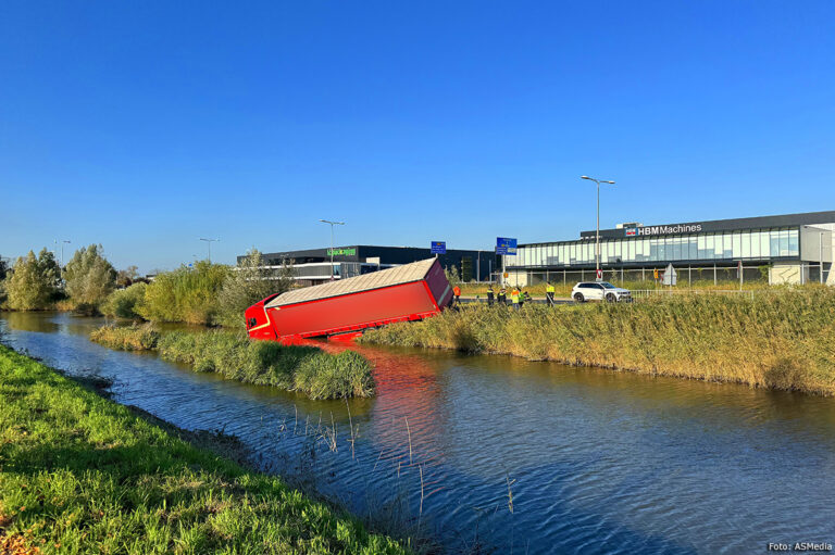 Vrachtwagen van de weg en in het water geraakt langs N453 [+foto’s]