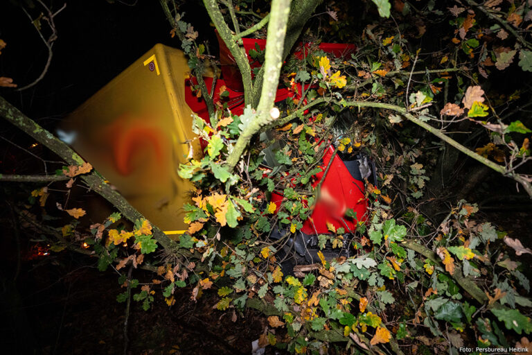 Vrachtwagenchauffeur valt in slaap en raakt van de weg [+foto]