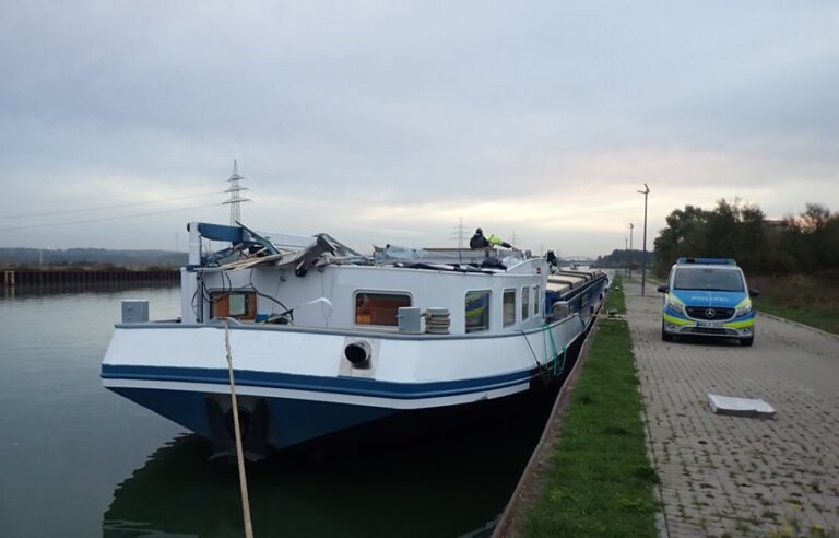 Nederlandse schipper vaart tegen hangende steiger [+foto]