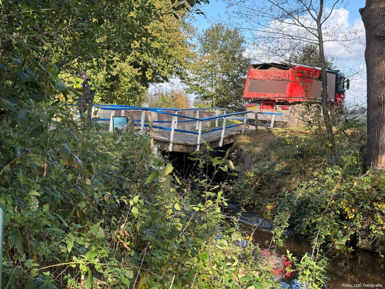 Vrachtwagen zakt door houten fietsbrug in Putten [+foto]