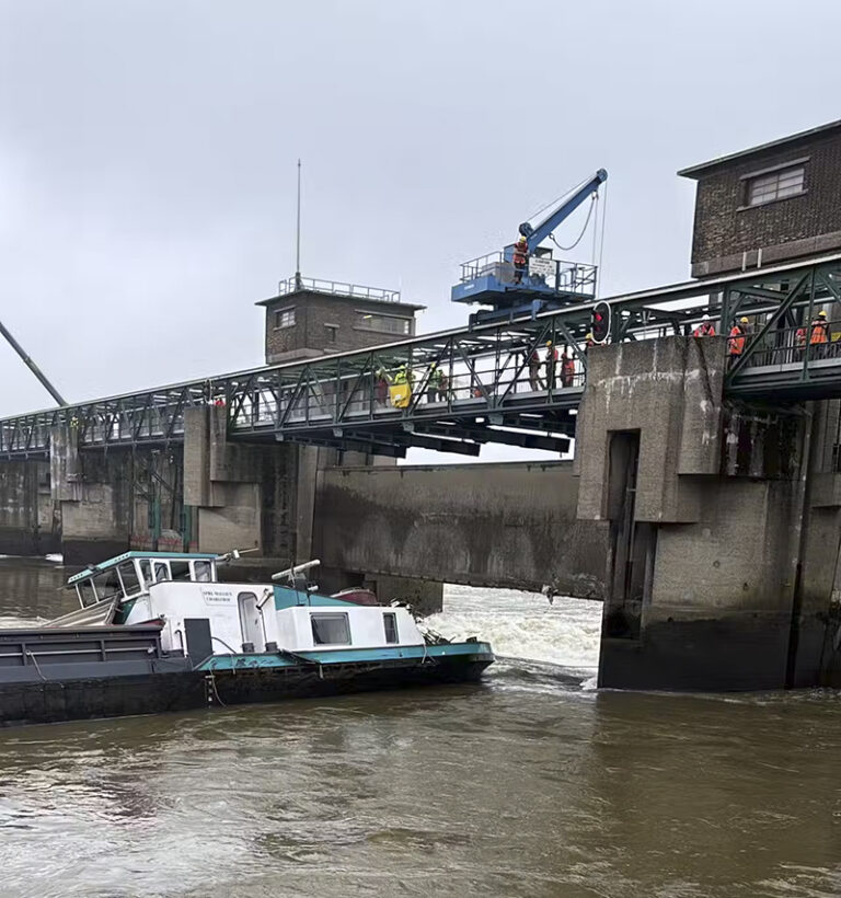 Schip leeggepompt en onder stuw Borgharen vandaan gehaald