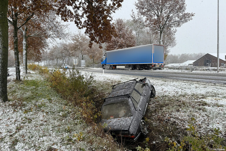 Auto in de sloot na aanrijding met vrachtwagen op N272 [+foto’s]