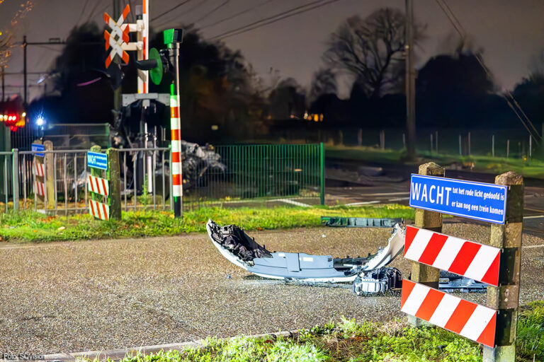 Twee doden bij politieachtervolging Oss: auto geschept door trein