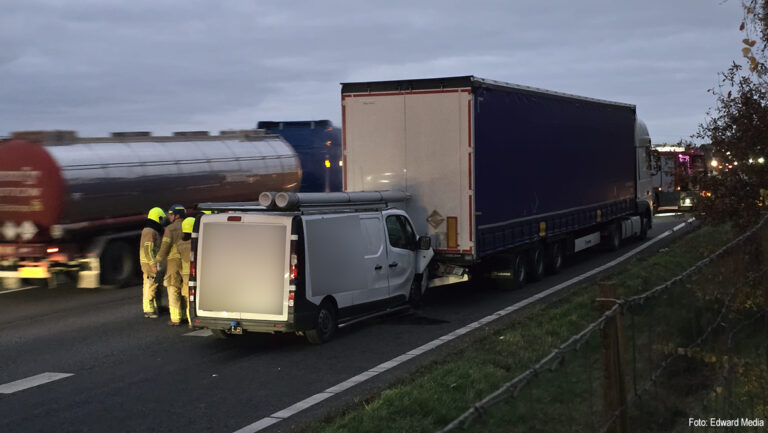 Bestelbus botst achterop vrachtwagen op A67 [+foto]