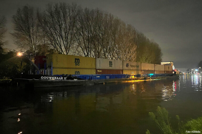 Containerschip tegen brug in Gouda gevaren [+foto’s]