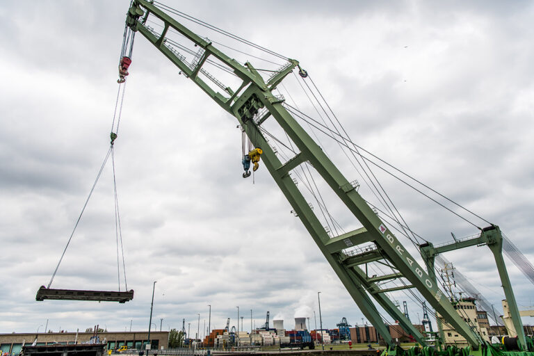 Havenbedrijf Antwerpen-Brugge stopt met hijsactiviteiten hijsbok Brabo