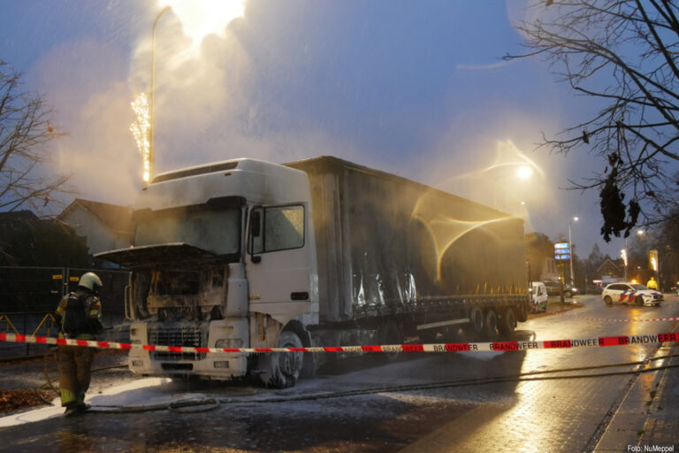 Vrachtwagenbrand in Balkbrug zorgt voor rookontwikkeling en wegafsluiting