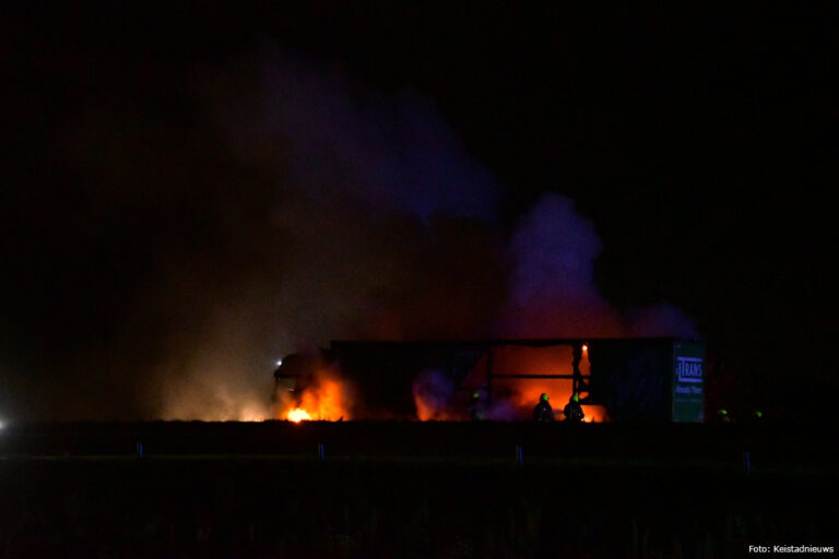 Vrachtwagen in brand op A67 [+foto]