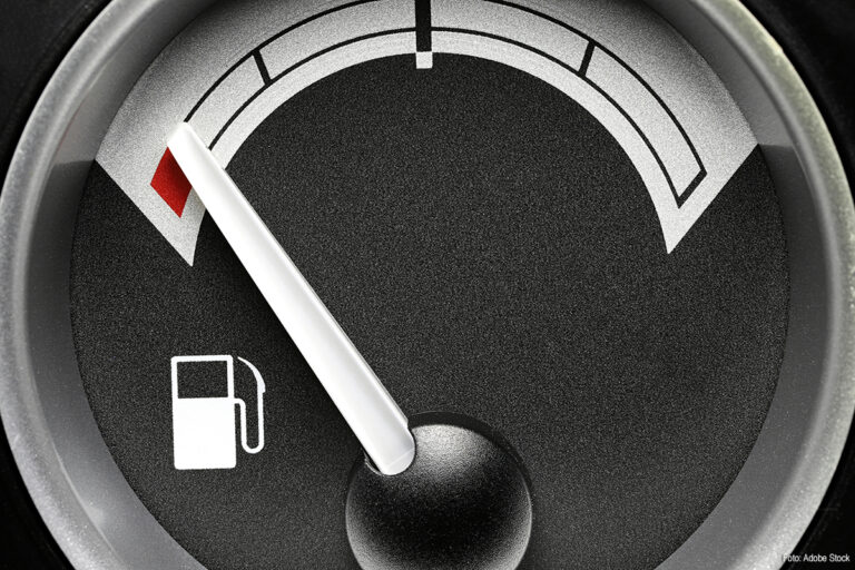 Te zwaar beladen Nederlandse vrachtwagen valt stil op Duitse A1 door lege tank