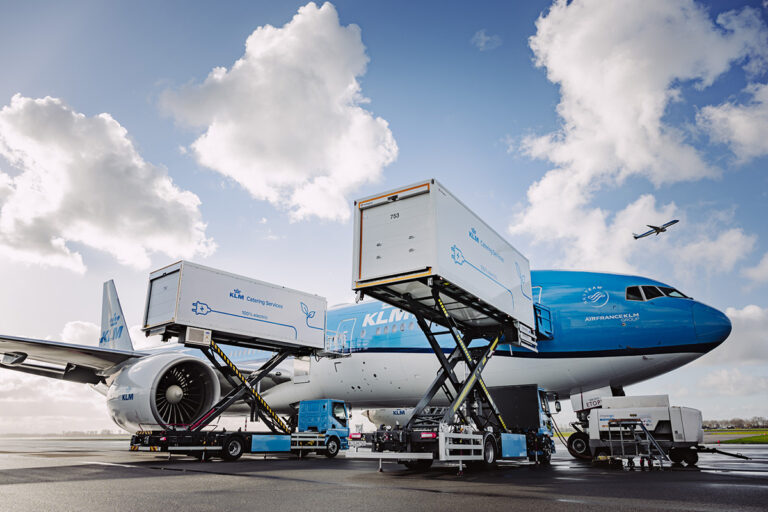 KLM Catering Services introduceert als eerste airline cateraar 100% elektrische cateringtrucks