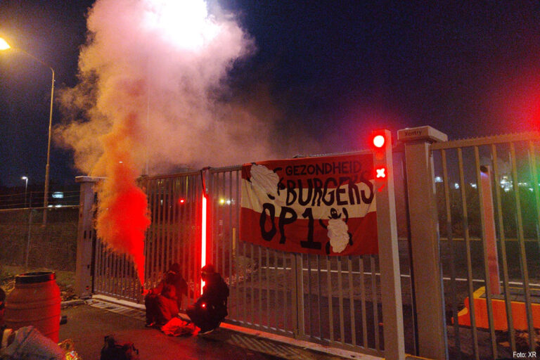Terrein Chemours-fabriek in Dordrecht geblokkeerd, vrachtwagens kunnen terrein niet op [+foto’s]