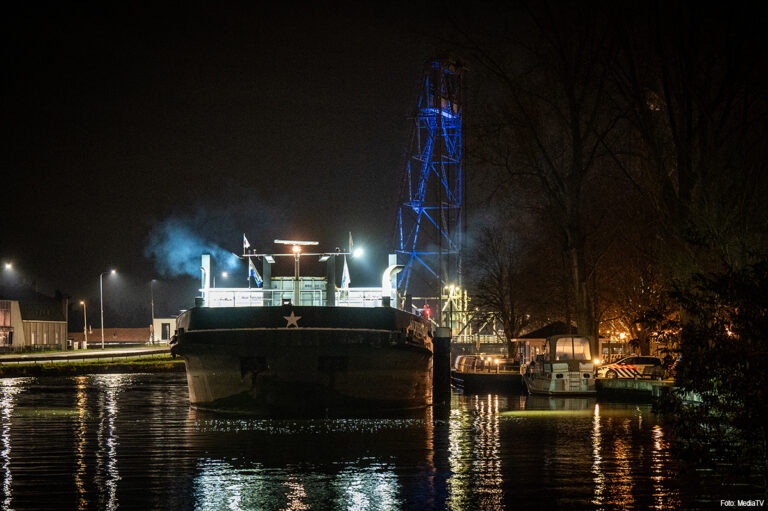 N207 gestremd nadat containerschip tegen brug gevaren is [+foto]