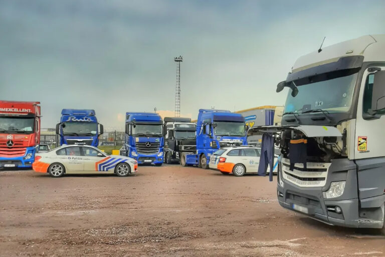 Politie houdt grote controleactie op weekendrust op vrachtwagenparkeerplaatsen in Zeebrugge: bijna 2 ton aan boetes