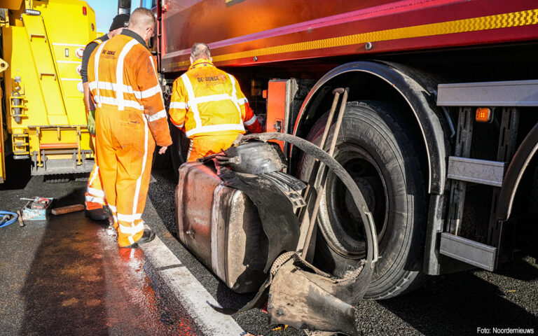 Vrachtwagen verliest complete dieseltank op A28 [+foto’s]