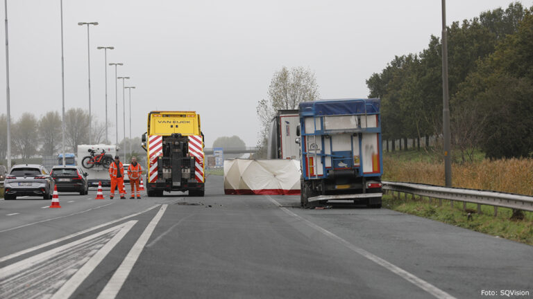 Twee doden nadat auto op vrachtwagen botst op A4 [+foto’s]