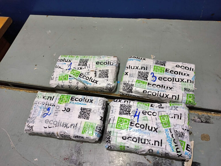 Turkse vrachtwagenchauffeur smokkelt cocaïne rond zijn middel van Nederland naar Turkije [+foto’s]