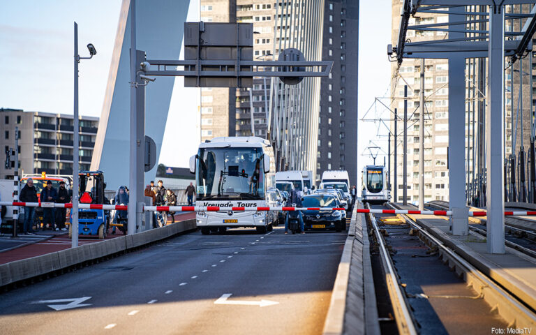 Urenlange storing op Erasmusbrug Rotterdam voorbij
