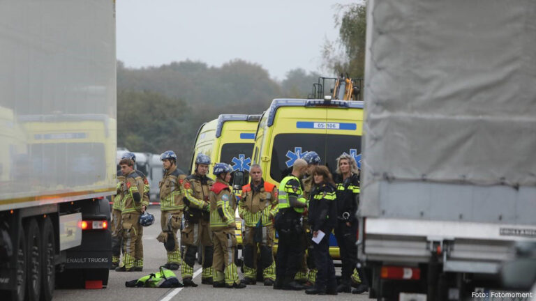 Persoon aangereden door vrachtwagen op parkeerplaats langs A1 [+foto]
