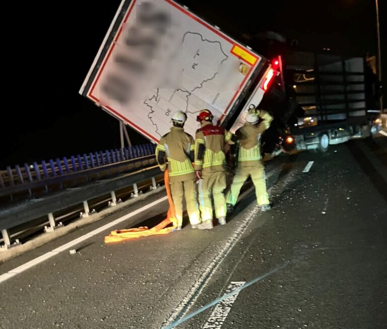 Vrachtwagen aanhanger gekanteld op N50 [+foto]
