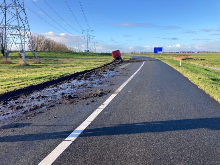 Vrachtwagen van de weg en in de berm langs N31