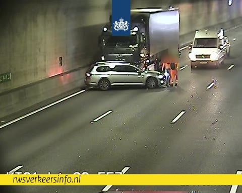 aanrijding auto en vrachtwagen