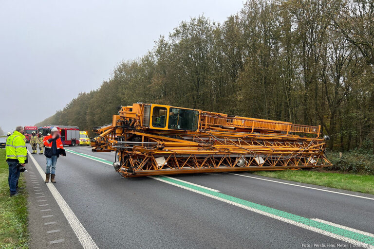 Mobiele kraan gekanteld op N34 [+foto’s]