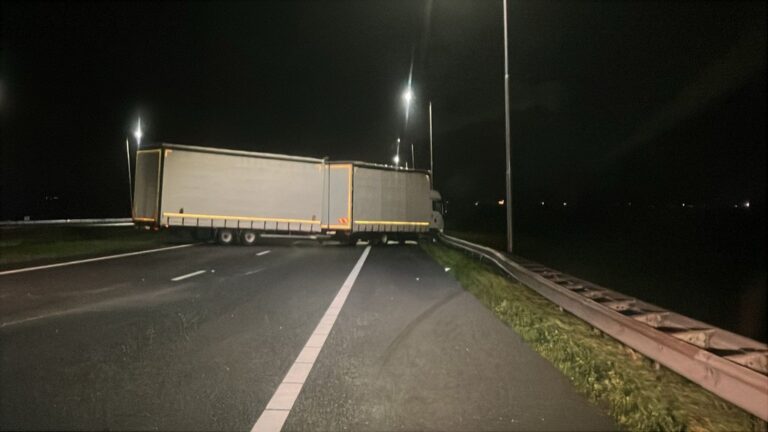 Aanhanger kantelt maar waait door storm weer rechtop op A7 [+foto&video]