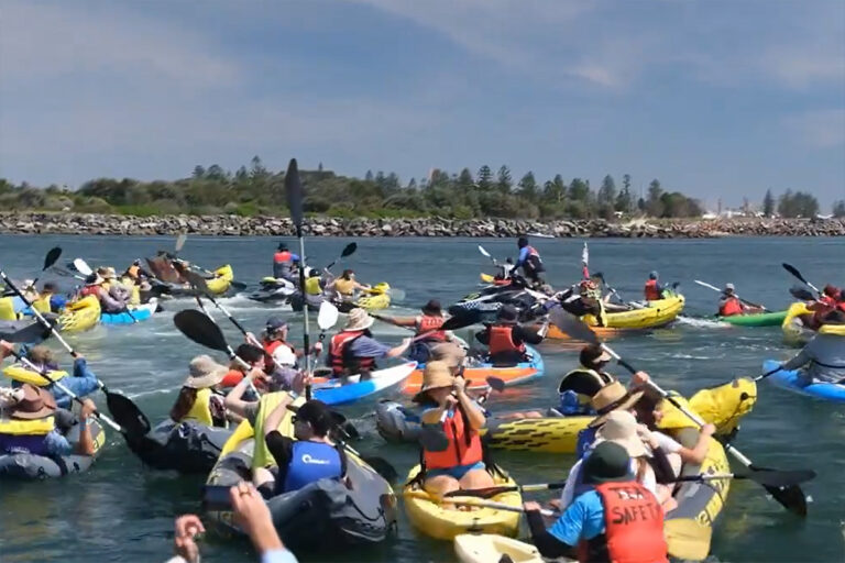 Ruim 100 actievoerders aangehouden voor havenblokkade in Australië [+video]