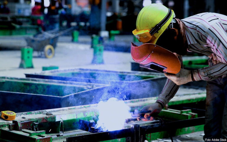 Industriële productie krimpt opnieuw: chemie zwaar getroffen, transportmiddelen ook in de min