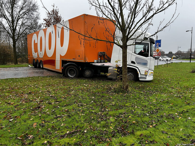 Vrachtwagen vast in berm N350 na onhandige keeractie [+foto]