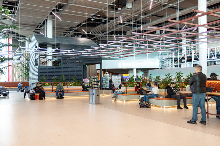 Schiphol opent nieuw deel: veel meer ruimte voor passagiers in Lounge 1