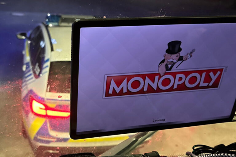 Vrachtwagenchauffeur speelt Monopoly tijdens het rijden en trekt ‘boetekaart’ [+foto]